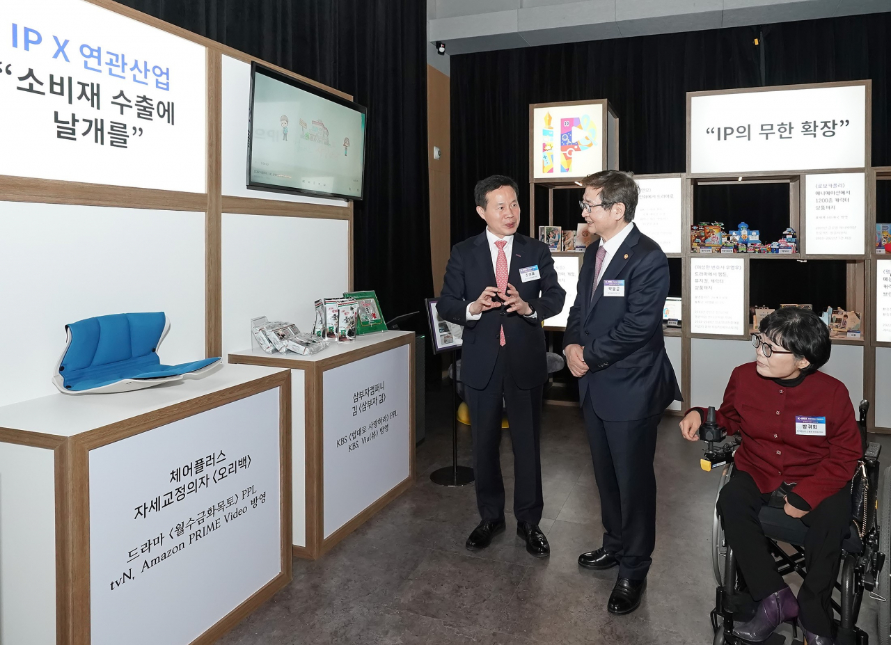 콘진원 조현래 원장(왼쪽)과 문화체육관광부 박보균 장관 등 참석자들이 전시를 보고 있다.