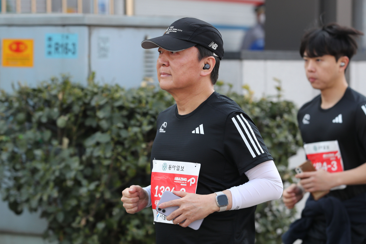 안철수 국민의힘 의원이 19일 오전 서울 종로5가 사거리에서 '2023 서울마라톤'에 참가하고 있다. [연합]