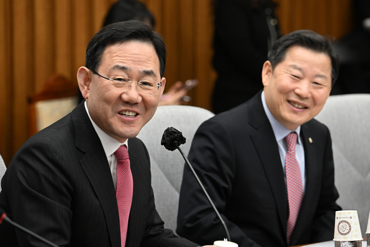 국민의힘 원내대책회의가 13일 서울 영등포구 여의도 국회에서 열려 주호영(왼쪽) 원내대표와 이철규 국민의힘 사무총장이 참석하고 있다. 임세준 기자