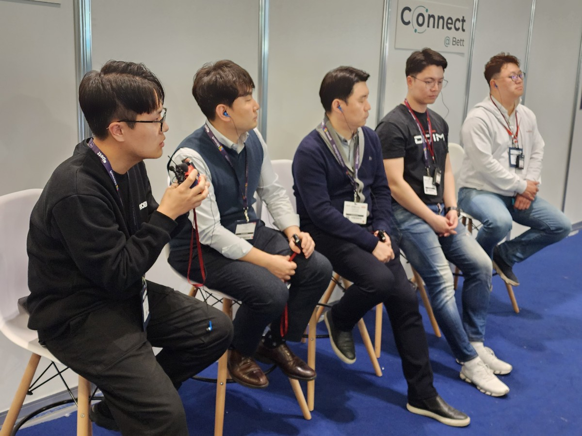 김동욱 로보티즈 국제사업팀 매니저(왼쪽부터)와 구재명 유비온 미래교육부 부장, 이은승 다비다 대표, 정경문 투핸즈 인터랙티브 팀장, 김성윤 아이포트폴리오 대표가 에듀테크 스타트업의 고충과 해외에서 올린 성과 등을 전하고 있다.[교육부 출입기자단 공동취재단]
