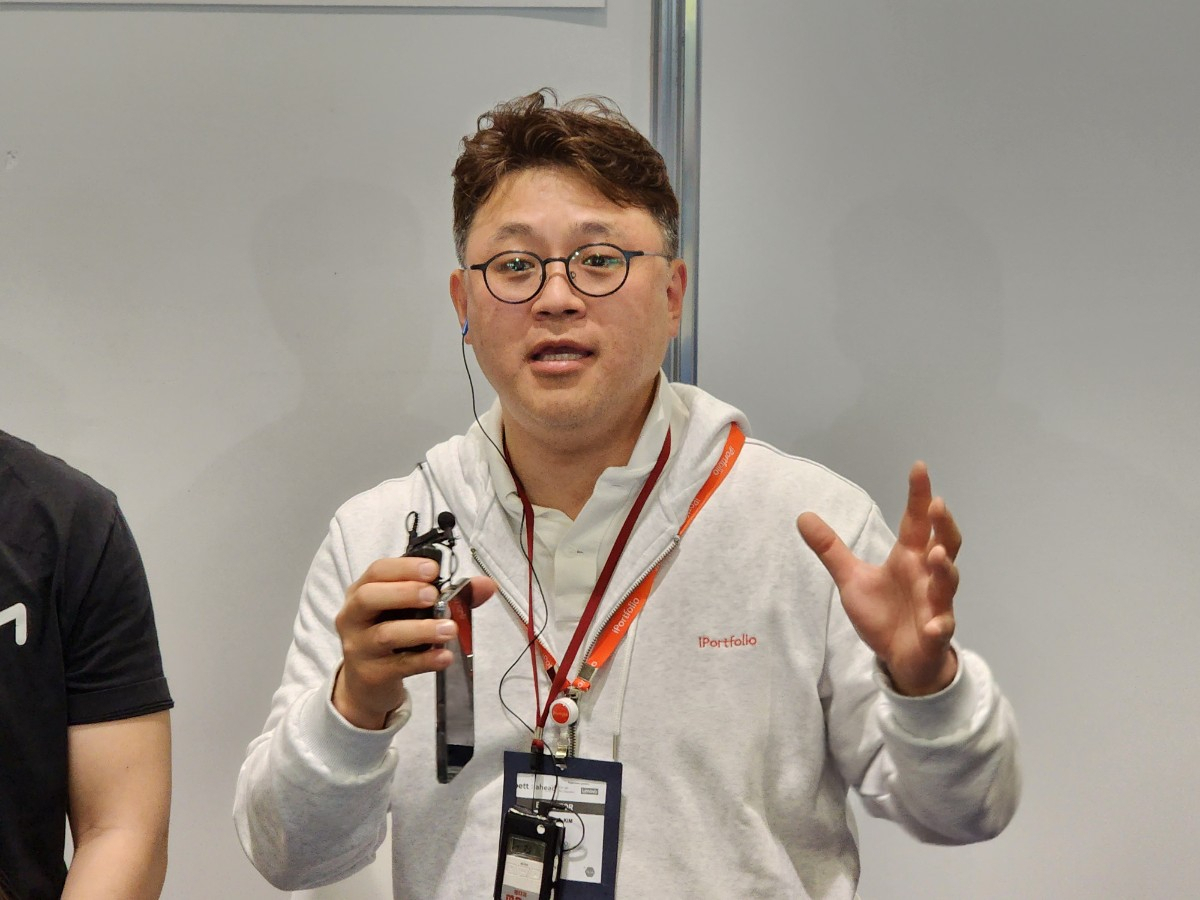 김성윤 아이포트폴리오 대표가 지난 29일(현지시각) 런던에서 열린 에듀테크 박람회 Bett Show 2023에서 국내 에듀테크 환경에 대해 전하고 있다.[교육부 출입기자단 공동취재단]