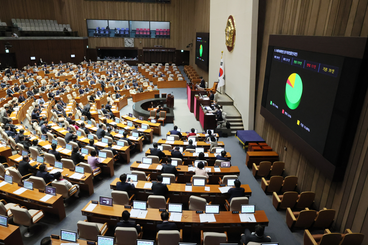 30일 오후 열린 국회 본회의에서 국내 반도체 산업 육성을 위한 이른바 'K칩스법'(조세특례제한법 개정안)이 통과되고 있다. [연합]