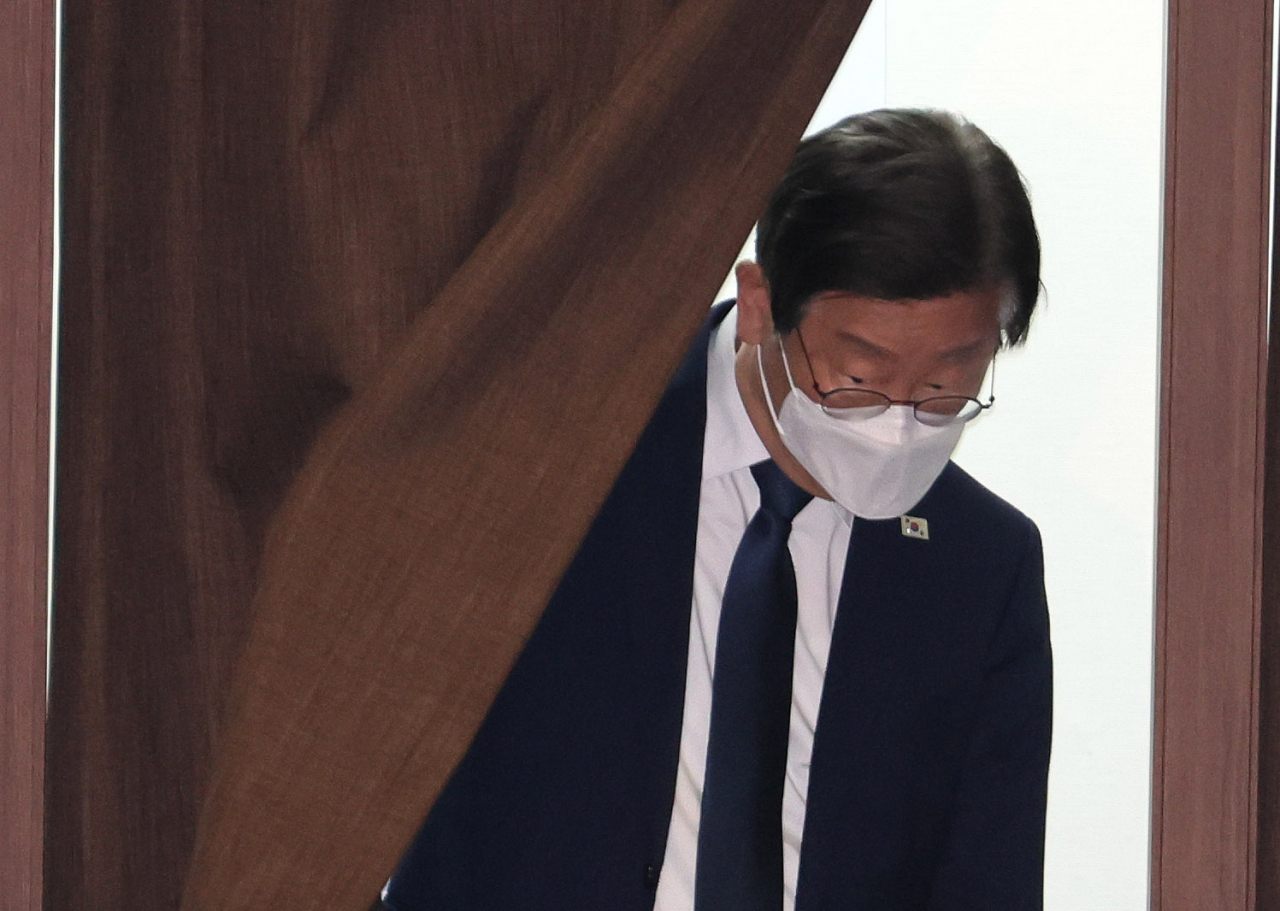 더불어민주당 이재명 대표가 30일 오후 열린 국회 본회의에서 국민의힘 하영제 의원 체포동의안에 관한 투표를 마친 뒤 기표소에서 나오고 있다. [연합]