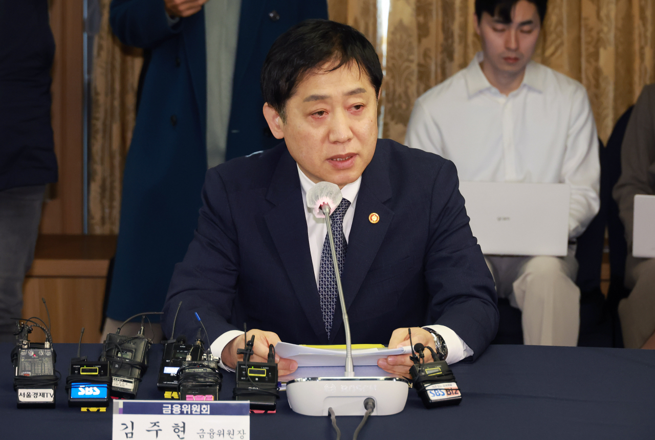 김주현 금융위원장이 31일 오전 서울 중구 프레스센터 매화홀에서 이복현 금융감독원장과 5대 금융지주회장단, 은행연합회장과 개최한 금융지주회장 간담회에서 금융시장 안정을 위한 공동노력과 금융권 신뢰회복을 위해, 책임을 다하는 문화 확산을 위한 협력을 당부했다. [자료=금융위원회]