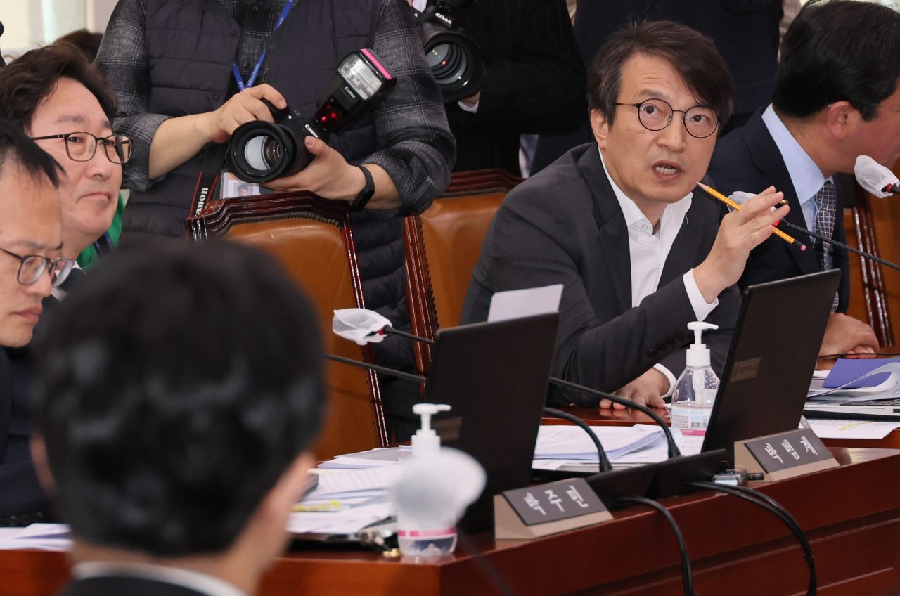 더불어민주당 김의겸 의원이 27일 오전 국회에서 열린 법제사법위원회 전체회의에서 한동훈 법무부 장관에게 질의하고 있다. [연합]
