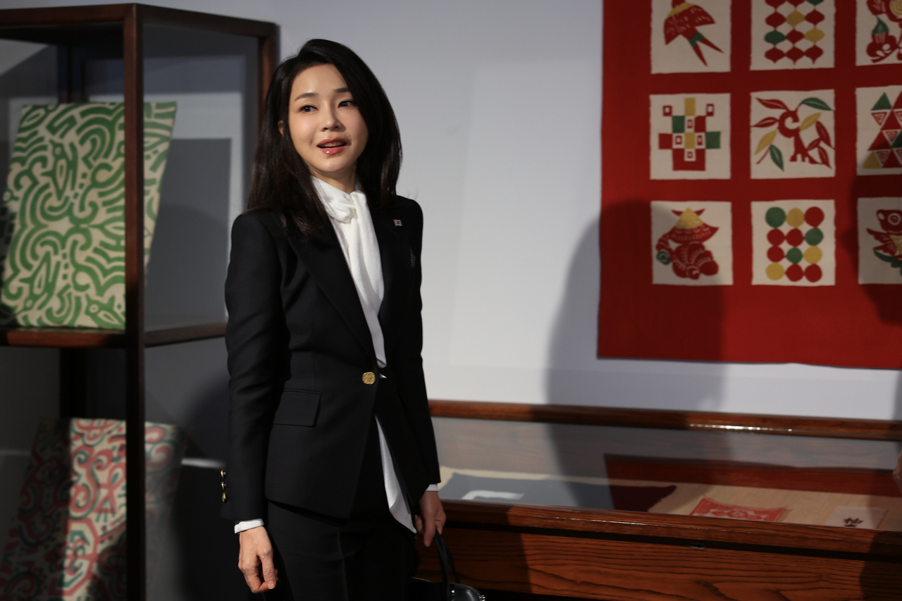 김건희 여사가 일본 도쿄에 위치한 일본민예관을 방문, 전시물을 관람하고 있다. 연합뉴스