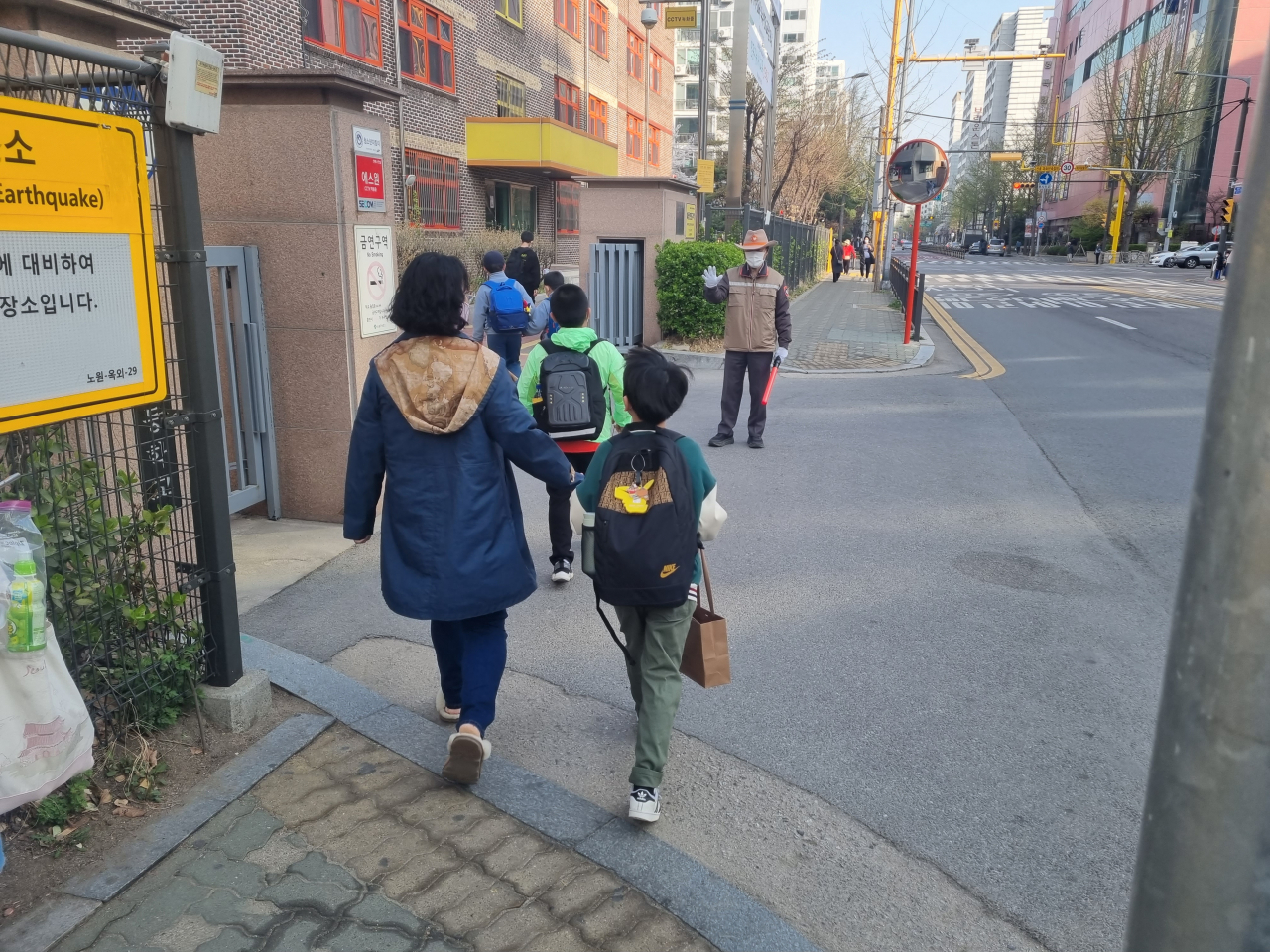 31일 오전 서울 노원구 중평초등학교 앞 학생들이 도시락을 든 채 등교하고 있다. [김영철 기자]