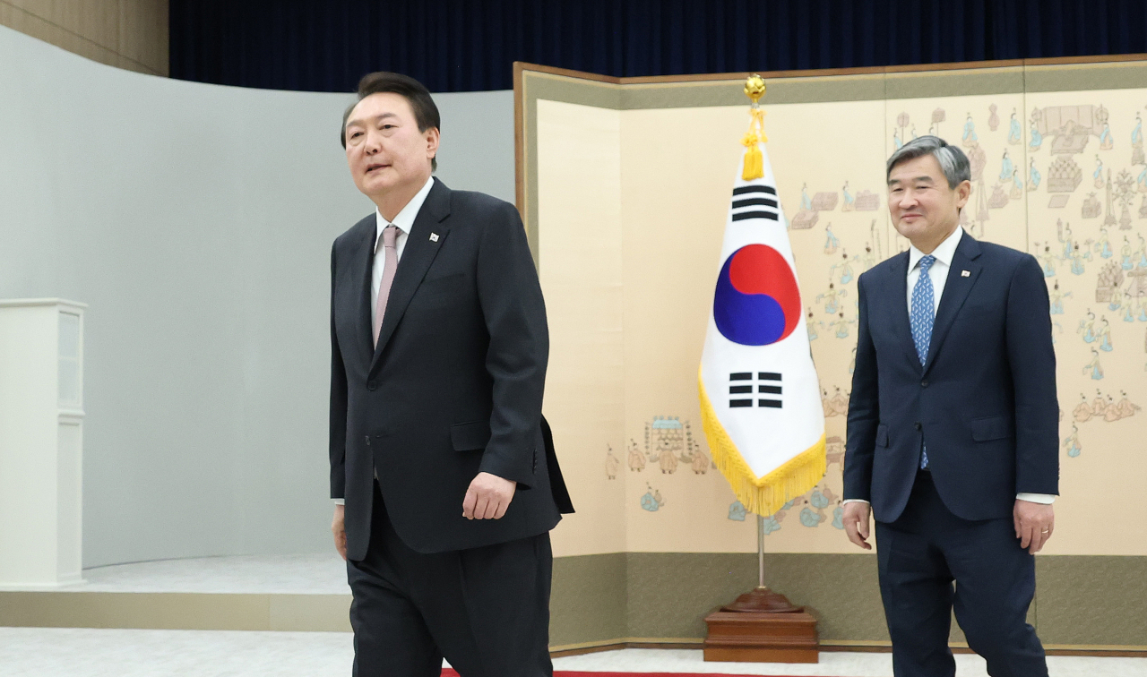 윤석열 대통령이 30일 서울 용산 대통령실 청사에서 조태용 신임 국가안보실장에게 임명장을 수여한 뒤 함께 퇴장하고 있다. [연합]