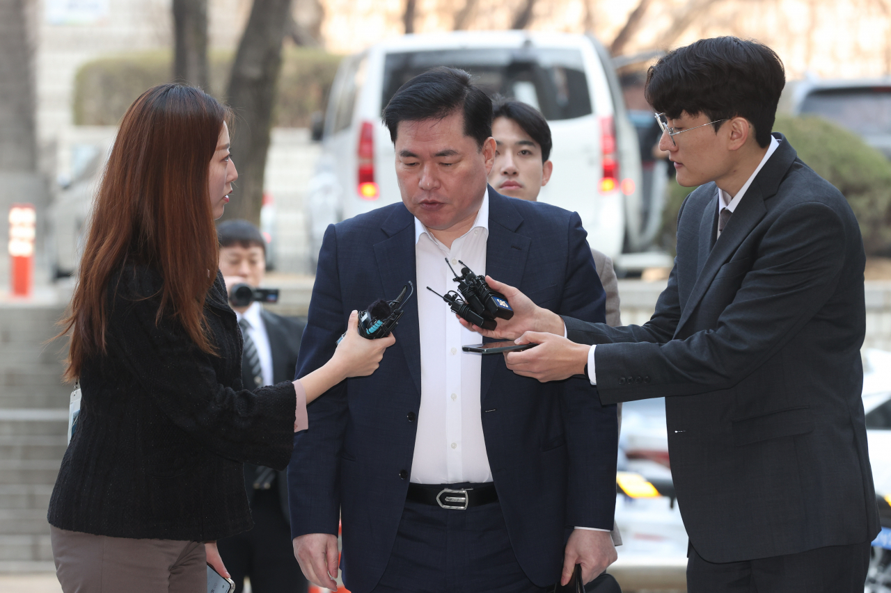 유동규 전 성남도시개발공사 기획본부장이 31일 오전 서초구 서울중앙지방법원에서 열린 더불어민주당 이재명 대표의 공직선거법 위반 혐의 사건과 관련해 증인으로 법정에 출석하고 있다. [연합]