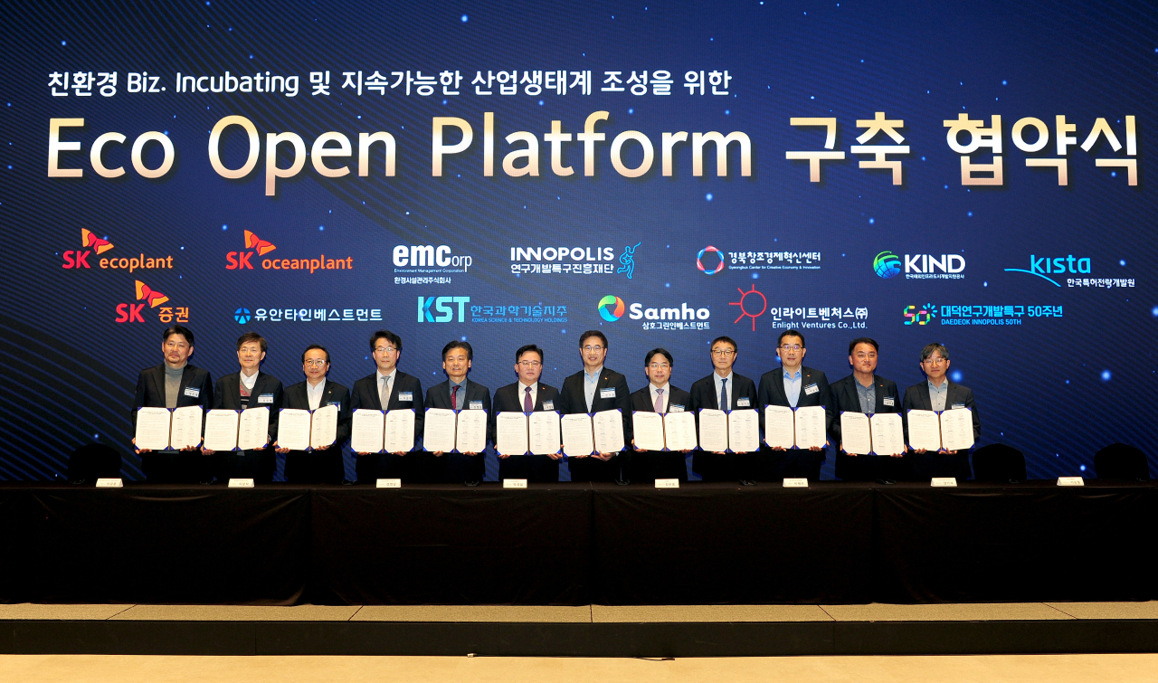 SK에코플랜트는 지난 30일 ‘친환경 비즈인큐베이팅 및 지속가능한 산업생태계 조성을 위한 에코오픈플랫폼 구축’ 협약식을 개최했다고 밝혔다. 사진은 박경일 SK에코플랜트 사장(왼쪽 여섯번째), 이승철 SK오션플랜트 대표(오른쪽 세번째), 권지훈 환경시설관리 대표(오른쪽 두번째), 강병삼 연구개발특구진흥재단 이사장(왼쪽 다섯번째) 등 참여 기업 및 기관 관계자들이 협약식 이후 기념촬영을 하는 모습. [SK에코플랜트 제공]