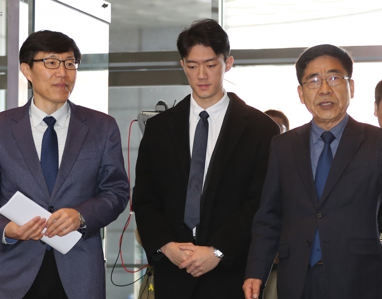 전직 대통령 고(故) 전두환 씨의 손자 전우원 씨가 31일 오전 5·18단체 대표 등의 마중을 받으며 광주 서구 5·18기념문화센터에 들어서고 있다. [연합]