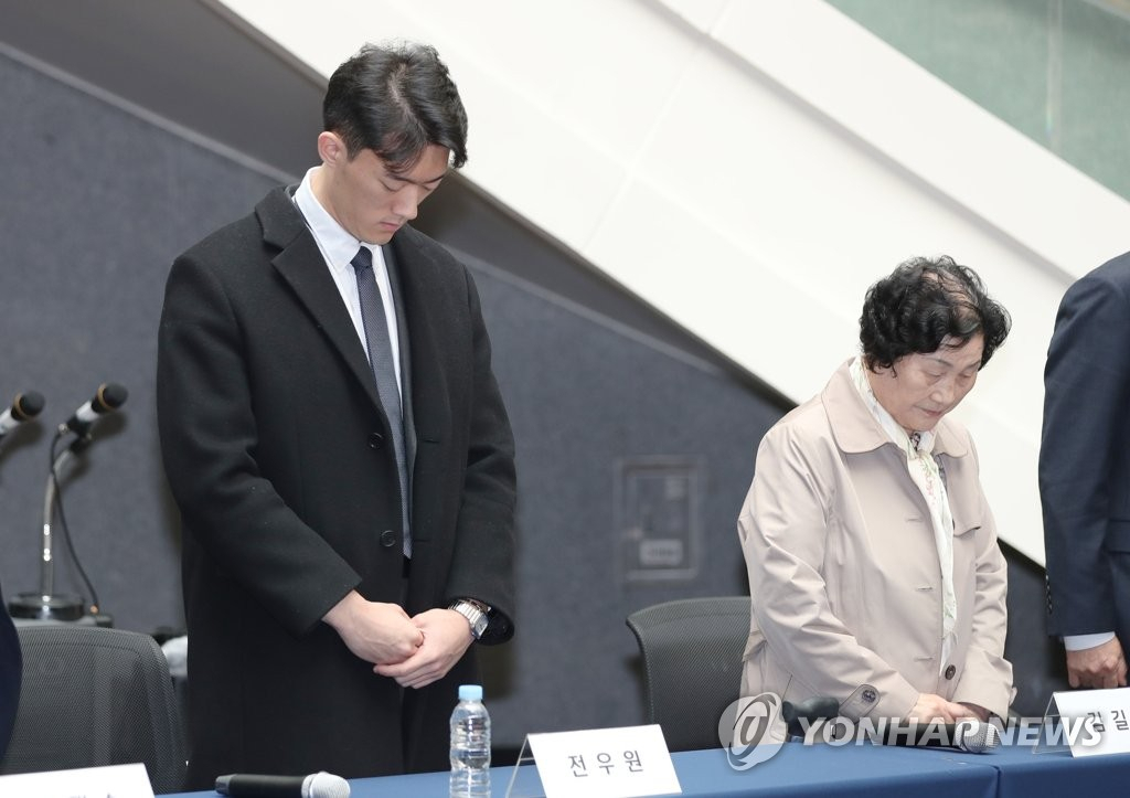 전직 대통령 고(故) 전두환 씨의 손자 전우원 씨가 31일 오전 광주 서구 5·18기념문화센터에서 5·18 피해자와 유가족, 단체 대표와 면담에 앞서 추모 묵념을 하고 있다.[연합]