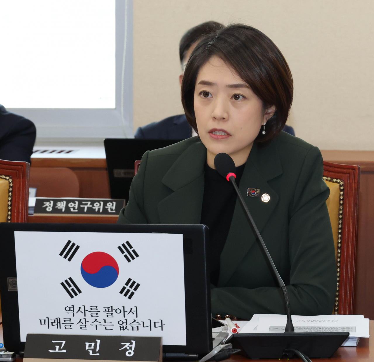 더불어민주당 고민정 의원이 21일 국회에서 열린 과방위 전체회의에서 방송법 일부 개정에 찬성하는 토론을 하고 있다. 연합뉴스