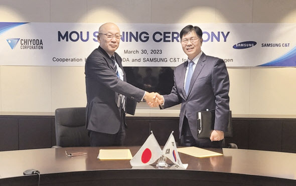 삼성물산 김성준(오른쪽) 상무와 치요다화공건설 사쿠라이 기미호 상무가 지난 30일 일본 요코하마시 치요다 본사에서 ‘SPERA 수소 기술을 활용한 수소 사업 협력 업무협약’을 체결하며 악수하고 있다. [삼성물산 제공]