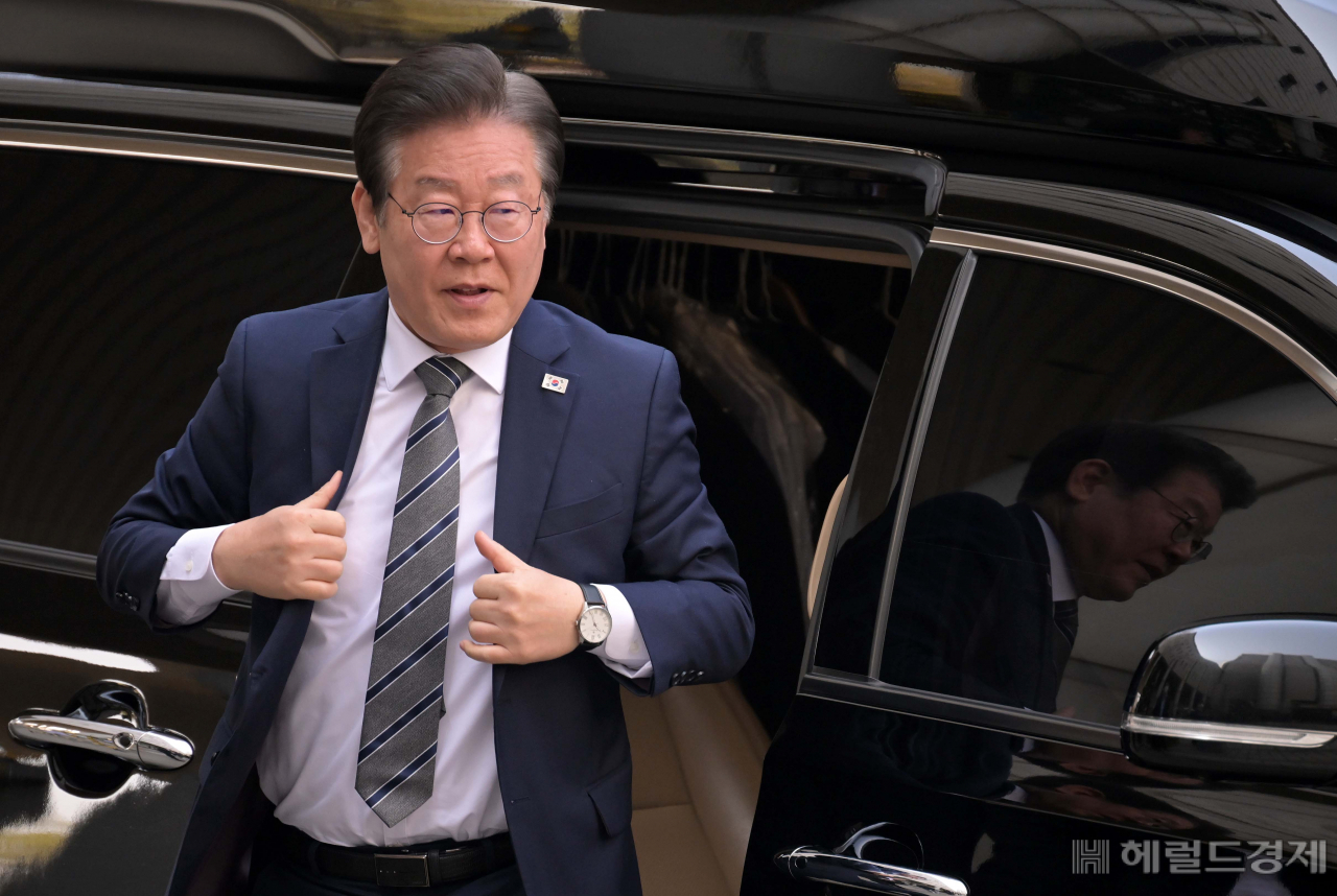 지난 대선 과정에서 허위 발언을 한 혐의로 재판에 넘겨진 더불어민주당 이재명 대표가 증인으로 출석하는 성남도시개발공사 전 기획본부장 유동규 씨와 법정 대면이 이루어질 것으로 예상되는 가운데 31일 오전 서울중앙지법으로 출석하고 있다. [이상섭 기자]