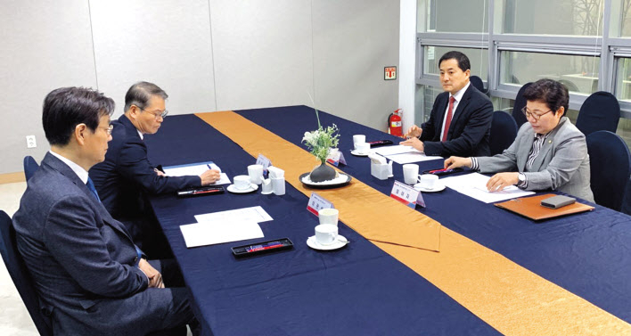 근로시간제도 개편 관련 당·정·대 조찬간담회가 31일 오전 국회에서 임이자(오른쪽부터 시계반대방향) 환경노동위원회 국민의힘 간사, 박대출 국민의힘 정책위의장, 이정식 고용노동부 장관, 이관섭 대통령비서실 국정기획수석이 참석한 가운데 열렸다. [연합]