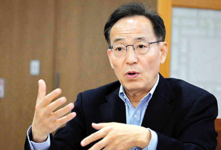 김태기 중앙노동위원회 위원장이 27일 오후 정부세종청사 중앙노동위원회에서 헤럴드경제와 인터뷰를 하고 있다. 이상섭 기자