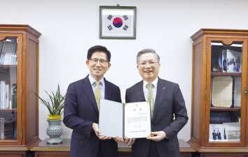 김문수(왼쪽) 경제사회노동위원장과 이한준 한국토지주택공사(LH)사장이 표창 수상 기념촬영을 하고 있다. [LH 제공]
