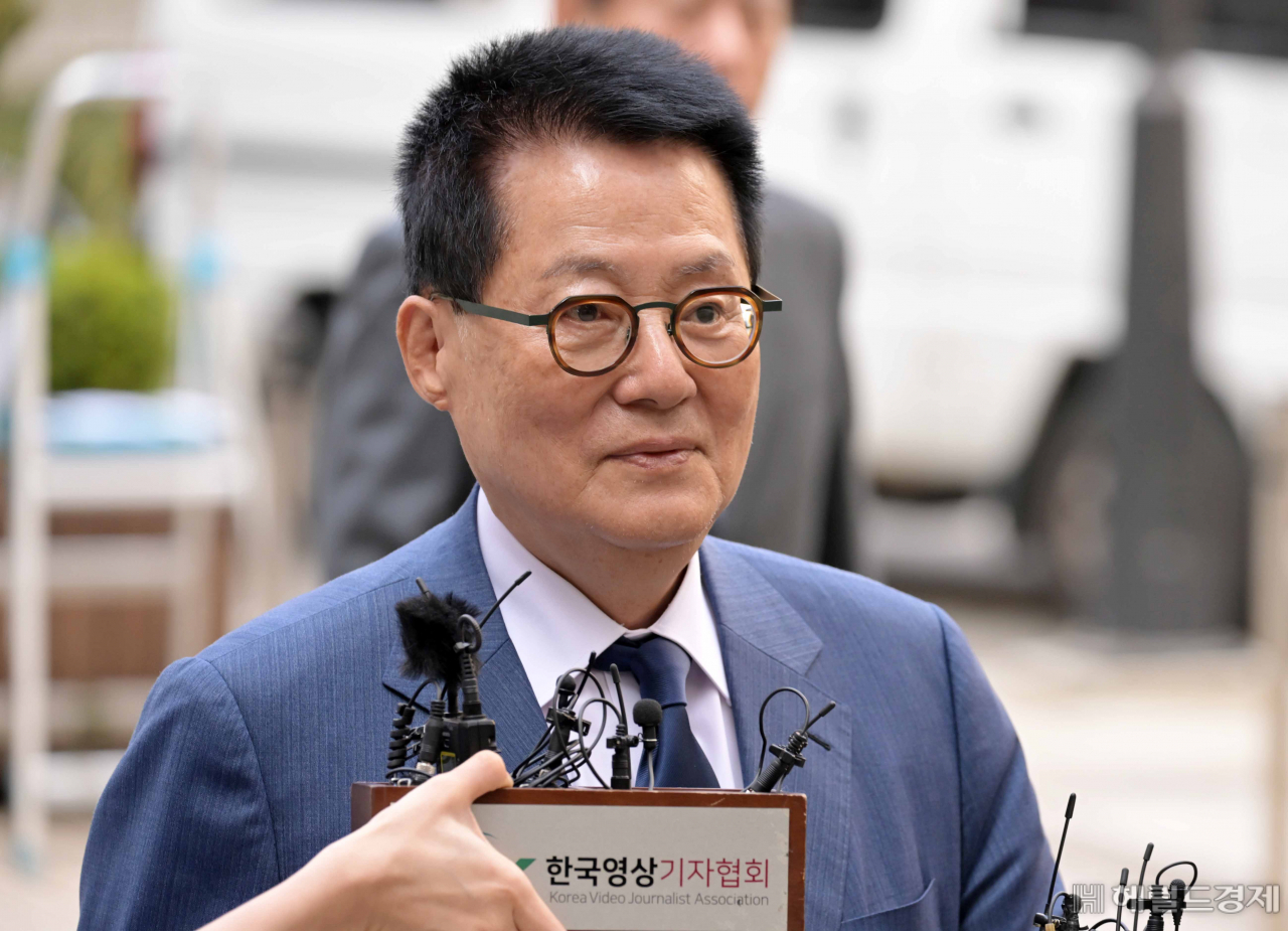 박지원 전 국가정보원장이 31일 서울 서초구 서울중앙지방법원에서 열린 1심 2회 공판에 출석하고 있다. 이상섭 기자