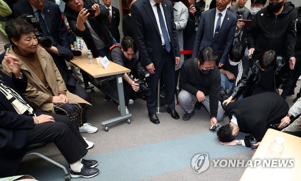 전직 대통령 고(故) 전두환 씨의 손자 전우원 씨가 31일 오전 광주 서구 5·18기념문화센터에서 5·18 유가족에게 큰절을 하며 자신의 할아버지를 대신해 사과하고 있다.[연합]