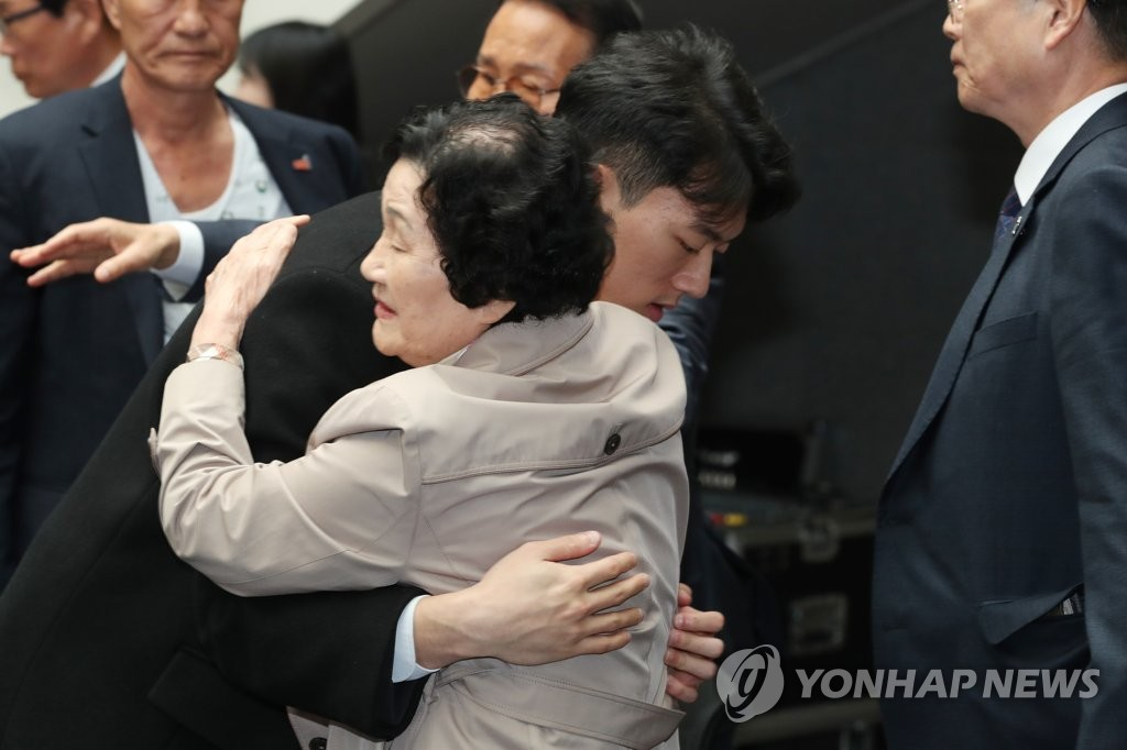 전직 대통령 고(故) 전두환 씨의 손자 전우원 씨가 31일 오전 광주 서구 5·18기념문화센터에서 자신의 할아버지를 대신해 5·18 유가족 김길자 씨를 위로하고 있다[연합]