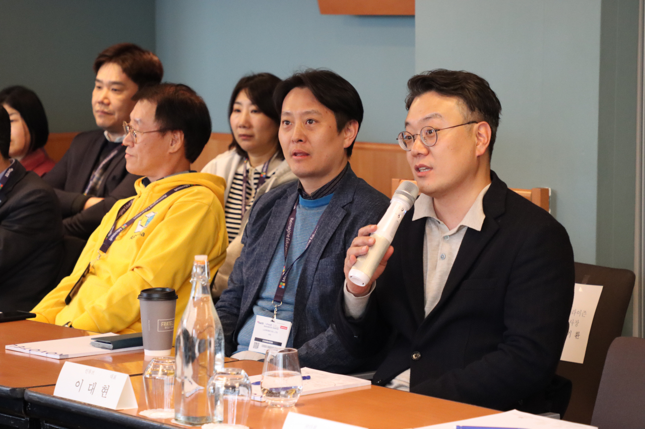 이대현 인튜브 대표 등 에듀테크 기업 관계자들이 지난 30일(현지시간) 영국 런던에서 진행된 간담회에서 에듀테크 산업 활성화와 지원에 대한 의견을 전달했다.[교육부 제공]