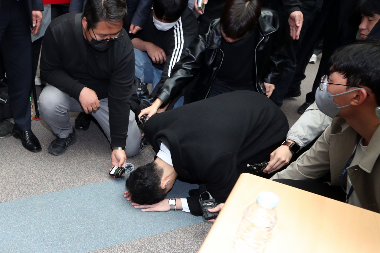 전직 대통령 고(故) 전두환 씨의 손자 전우원 씨가 31일 오전 광주 서구 5·18기념문화센터에서 5·18 유가족에게 큰절을 하며 자신의 할아버지를 대신해 사과하고 있다. [연합]