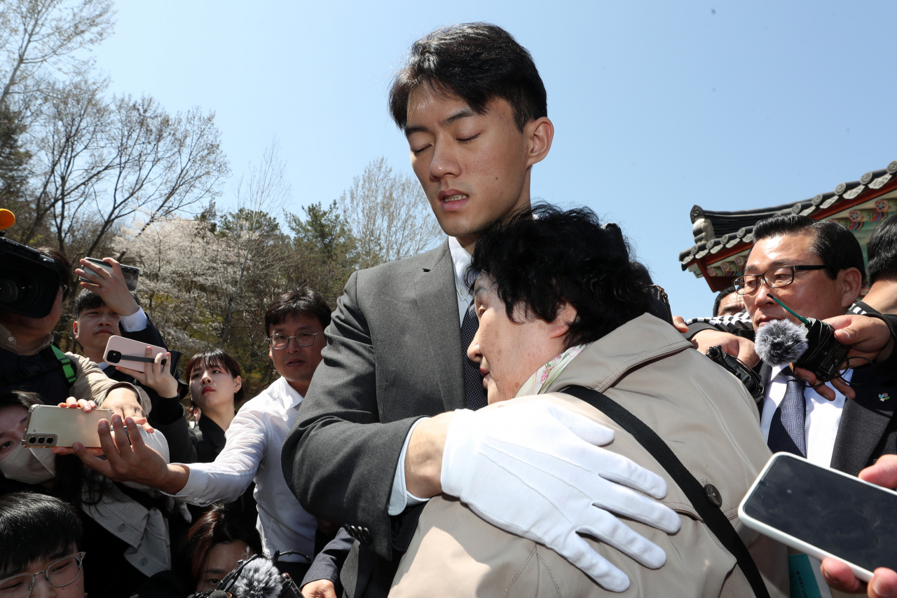 전직 대통령 고(故) 전두환 씨의 손자 전우원 씨가 31일 오전 광주 북구 운정동 국립 5·18민주묘지에서 5·18 유가족인 김길자 씨를 위로하고 있다. [연합]