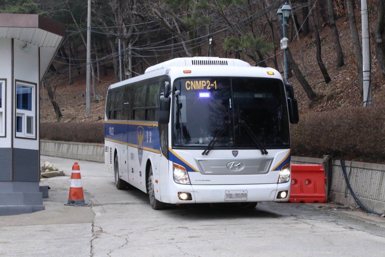 지난 23일 기독교복음선교회(통칭 JMS) 총재 정명석 씨의 여신도 성폭행 혐의 사건과 관련 압수수색이 진행되고 있는 충남 금산 월명동 JMS 수련원에서 경찰기동대 차량이 나오고 있다. 연합뉴스