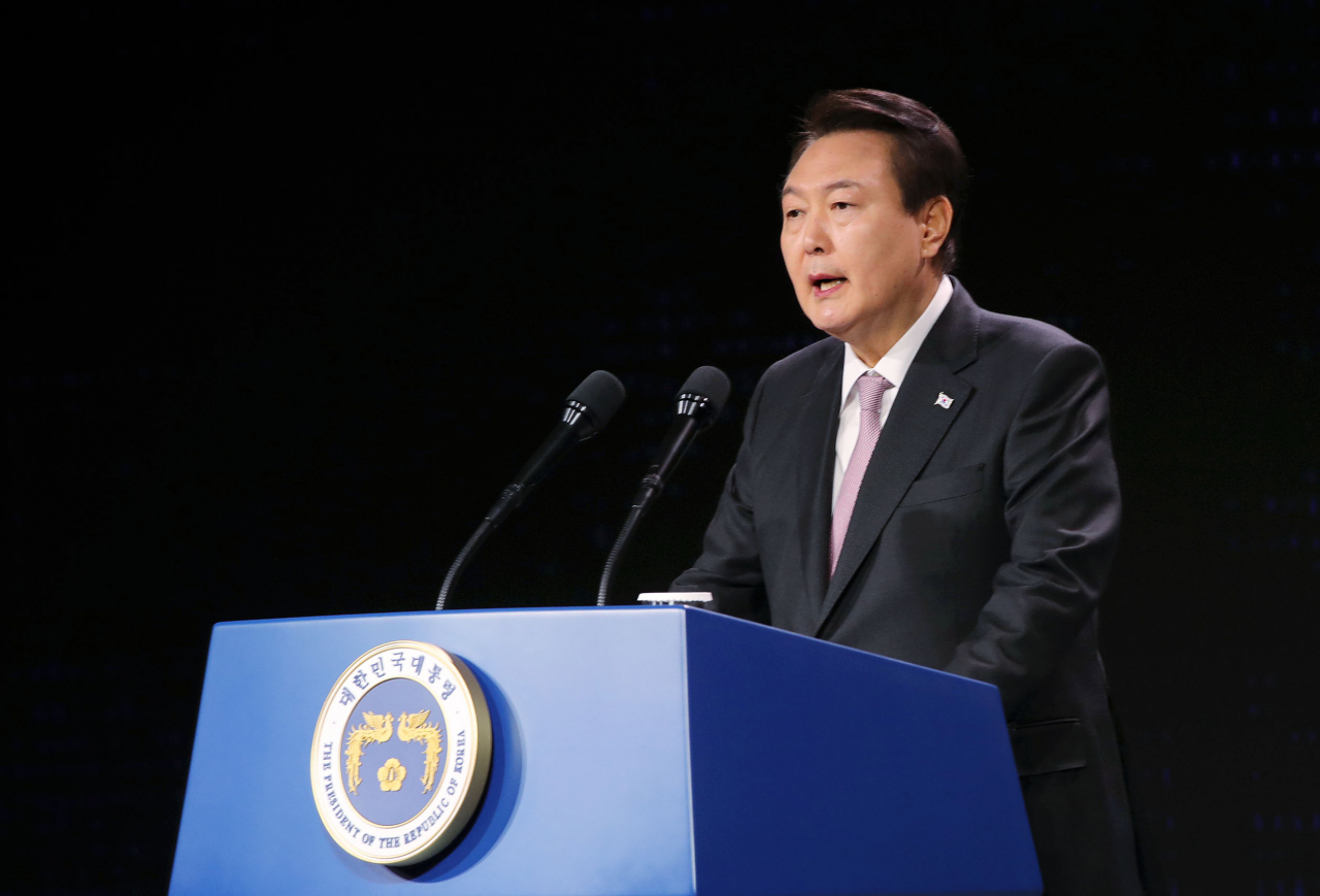 윤석열 대통령이 30일 서울 중구 신라호텔에서 열린 제2차 민주주의 정상회의 인도·태평양 지역회의 개회식에서 환영사를 하고 있다. [연합]