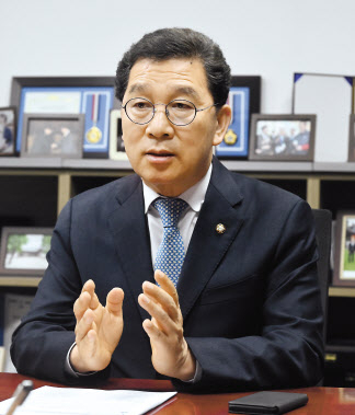 신정훈 더불어민주당 의원이 최근 서울 영등포구 여의도 국회 의원회관에서 헤럴드경제와 인터뷰를 하고 있다. 임세준 기자