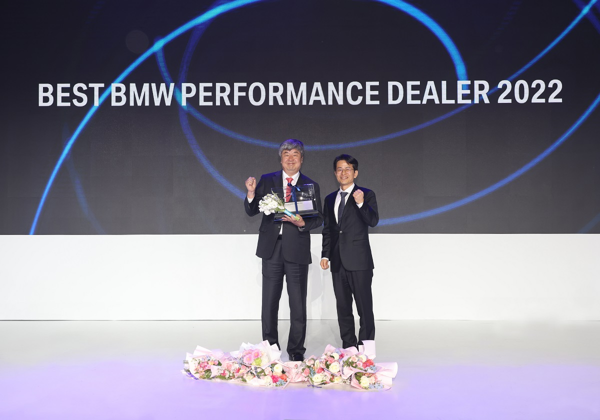 서광영(왼쪽) 삼천리모터스 대표가 ‘BMW 그룹 코리아 어워드 2023’에서 종합 1위 대상인 ‘베스트 퍼포먼스 딜러’ 수상 기념촬영을 하고 있다. [삼천리그룹 제공]
