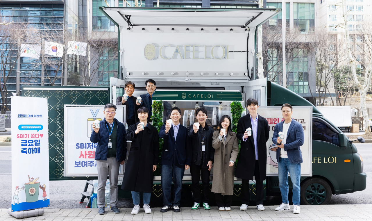 SBI저축은행이 임직원 사기 진작을 위해 ‘사랑의 커피차’ 이벤트를 진행했다. SBI저축은행 리테일영업본부 임직원들이 기념촬영을 하고 있다. [사진=SBI저축은행]