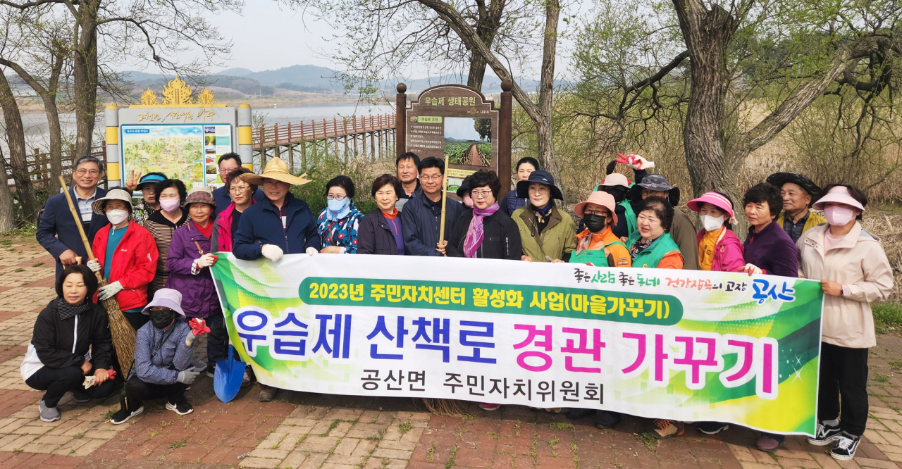 국내 최대 홍련 군락지인 우습제가 주민들의 봄맞이 새 단장으로 화사함을 더해가고 있다