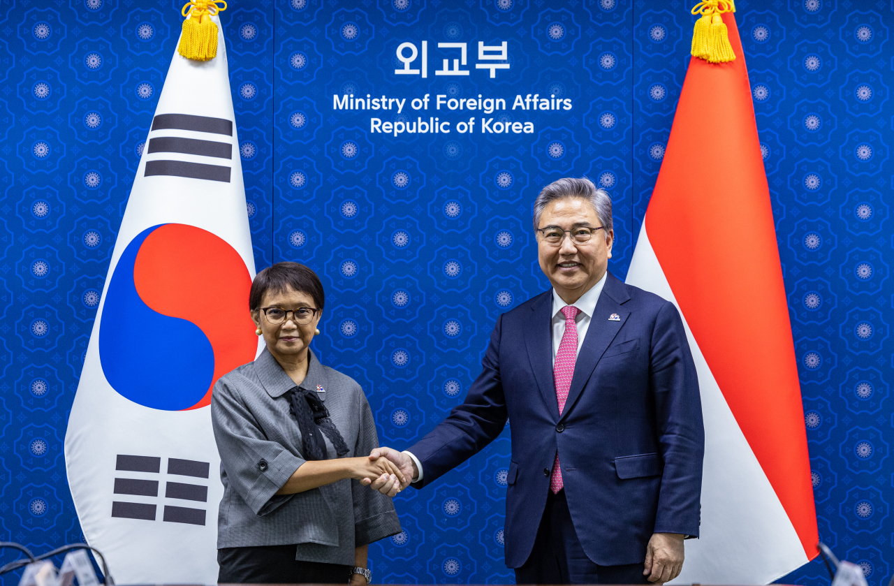 박진 외교부 장관과 레트노 마르수디 인도네시아 외교장관이 31일 오전 서울 종로구 외교부에서 열린 제4차 한-인도네시아 외교장관 공동위원회에서 악수하고 있다. [연합]