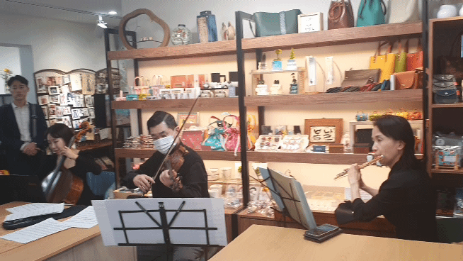 청년창작소는 지역작가들의 예술활동 지원으로 도심활성화와 지역경제 발전을 목표로 삼고 있다.