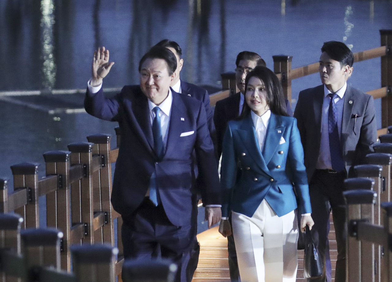 윤석열 대통령과 김건희 여사가 31일 전라남도 순천시 순천만국가정원에서 열린 '2023 순천만국제정원박람회 개막식'에 입장하고 있다. [연합]