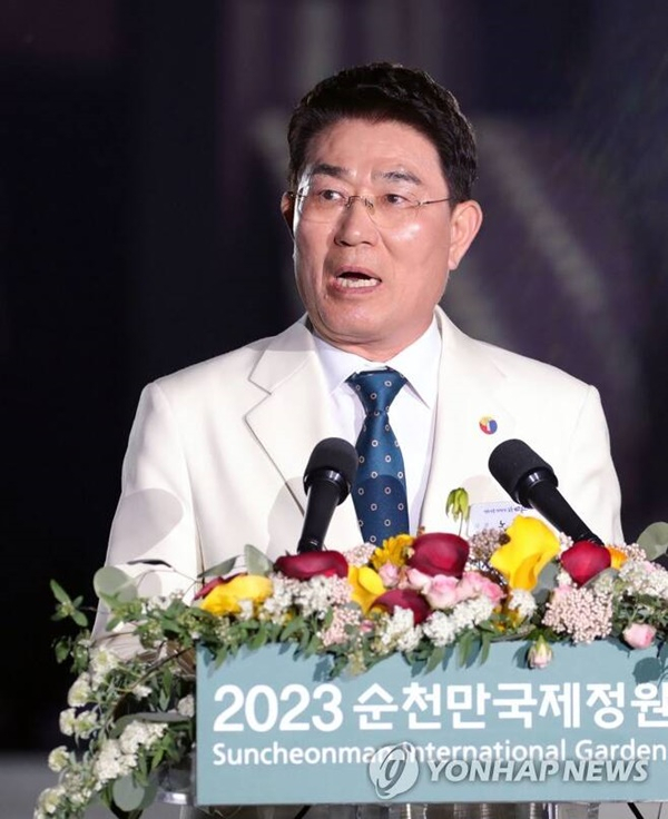 노관규 순천시장이 31일 저녁 2023 순천만국제정원박람회 개막식에서 개회사를 하고 있다. [용산대통령실 통신사진기자단]