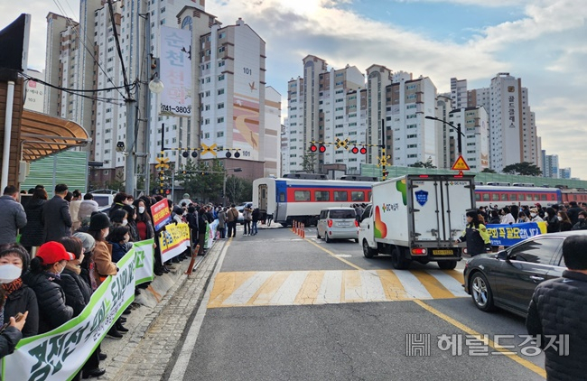 지난 2월16일 원희룡 국토교통부 장관이 순천 오천건널목 현장을 방문하는 시각에 '경전선(광주송정~부산부전역)' 무궁화호가 시민들 사이를 비집고 지나가고 있다. /박대성 기자.