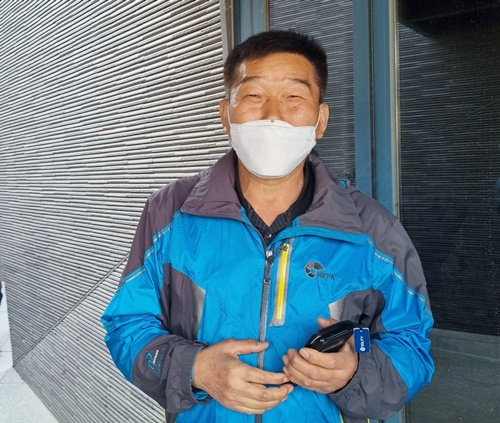순천만정원박람회 동문 1호 입장객인 임종근씨.