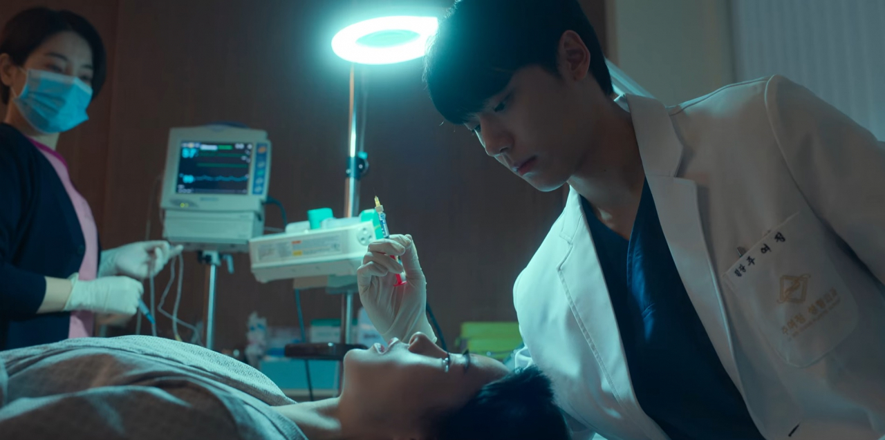 A screenshot shows Lim Ji-yeon and Lee Do-hyun in "The Glory" (Netflix)
