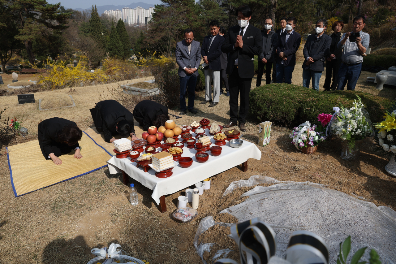 1일 오후 경기도 남양주시 모란공원 민주열사묘역에서 열린 고(故) 박원순 전 서울시장 이장식에서 유족들이 절하고 있다. [연합]