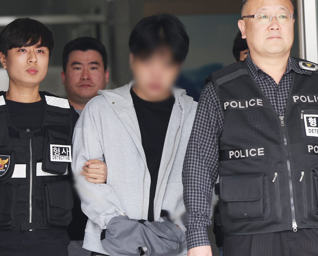 필로폰 투약 혐의로 체포됐다가 구속영장 기각으로 풀려난 지 닷새 만에 또다시 같은 혐의로 경찰에 붙잡힌 남경필 전 경기지사 장남 남모 씨가 1일 오후 구속 전 피의자 심문(영장심사)에 출석하기 위해 경기도 용인동부경찰서에서 나오고 있다. [연합]