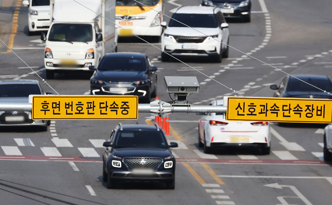사진은 기사 내용과 무관. 이륜차 등의 뒷번호판을 찍어 교통 법규 위반 행위를 적발하고 과태료를 부과하는 방식의 단속이 4월부터 본격 실시된다. 사진은 지난달 29일 오후 경기도 수원시의 한 도로에 설치된 후면 번호판 단속 카메라 모습. [연합]