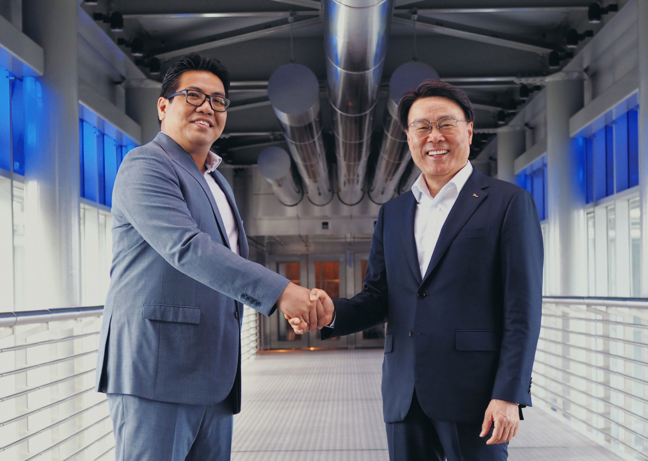 최정우 포스코그룹 회장(오른쪽)이 탱쿠 무함마드 타우픽 페트로나스 최고경영자(CEO)와 지난 29일 말레이시아 쿠알라룸푸르 페트로나스 타워 스카이브릿지에서 기념촬영을 하고 있다. [포스코그룹 제공]