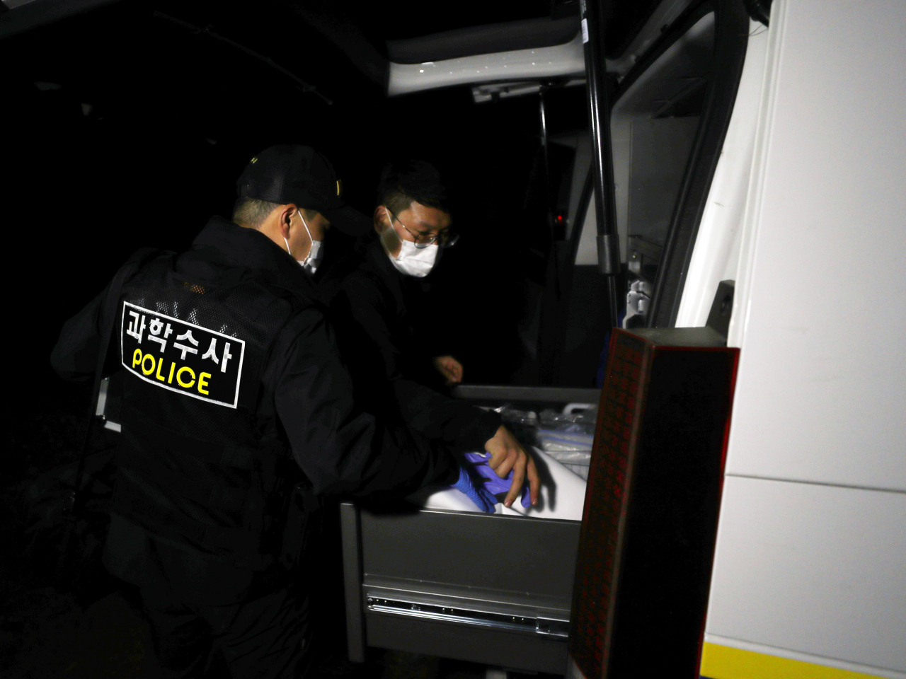 여성을 납치 후 살해하고 유기한 3인조 사건에서 대전 대덕구 대청호 인근에서 시신을 수습한 경찰이 지난 달 31일 오후 경찰차에 수사 도구를 싣고 있는 모습. [연합]