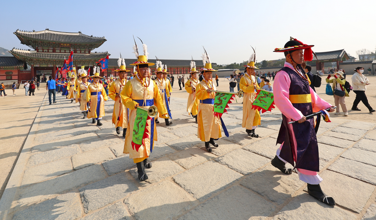 한일우정걷기 참가자들이 1일 서울 경복궁을 출발하고 있다. ‘세계에 평화, 한일에 우정을’을 행사 캐치프레이즈로 내건 이들은 이날 조선통신사 사신들의 발길을 따라 광화문을 출발해 다음 달 23일 일본 도쿄 히바야 공원에서 여정을 마무리한다. [연합]