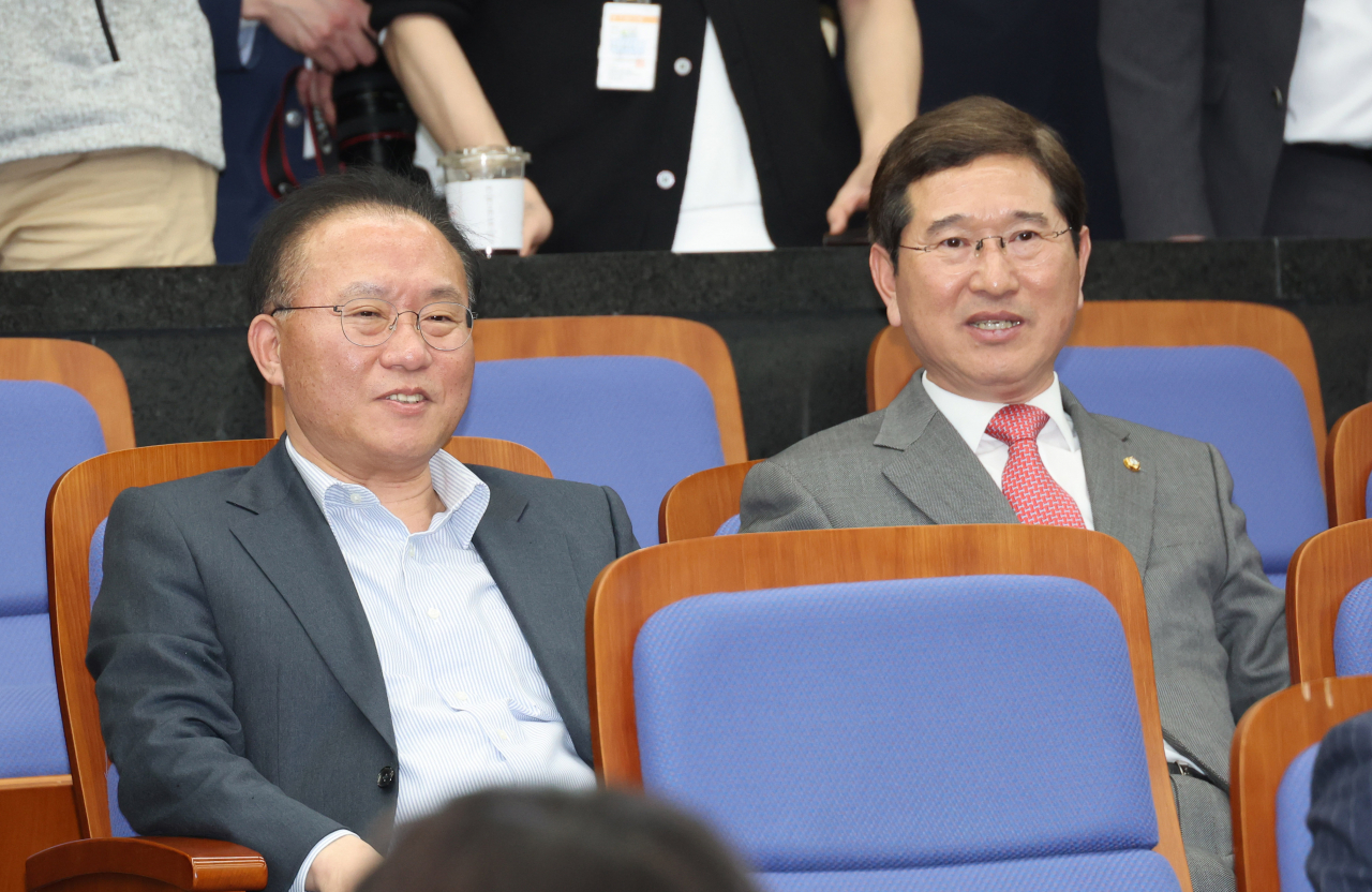 국민의힘 차기 원내대표 선거 출마 의사를 밝힌 윤재옥 의원(왼쪽)과 김학용 의원이 30일 오후 서울 여의도 국회에서 열린 의원총회에서 이야기를 나누고 있다. [연합]