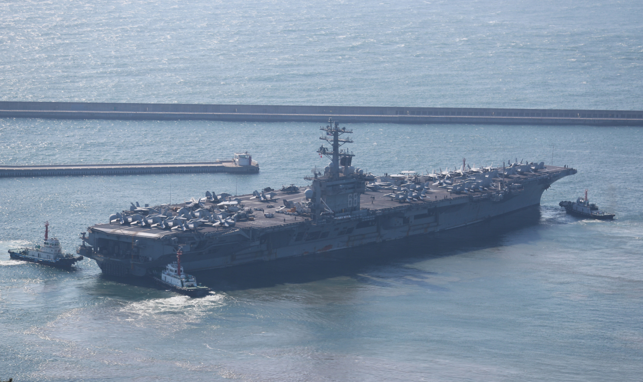 한국을 찾은 미국의 핵 추진 항공모함 니미츠함(CVN-68)이 2일 오전 부산 해군작적기지에서 출항하고 있다. 니미츠함은 해군과 연합해상훈련 등을 하면서 지난달 28일 부산기지로 입항한 바 있다. [연합]
