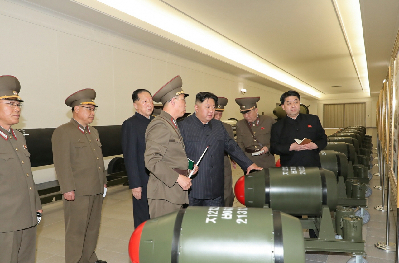 북한은 김정은 국무위원장의 핵무기 병기화 사업 지도 소식을 전하면서 국방색 동체에 앞부분을 붉은색으로 도색한 전술핵탄두 화산-31을 전격 공개했다. 북한 노동당 기관지 노동신문이 지난 28일 보도한 김 위원장의 핵무기 병기화 사업 지도 장면. [평양 노동신문=뉴스1]